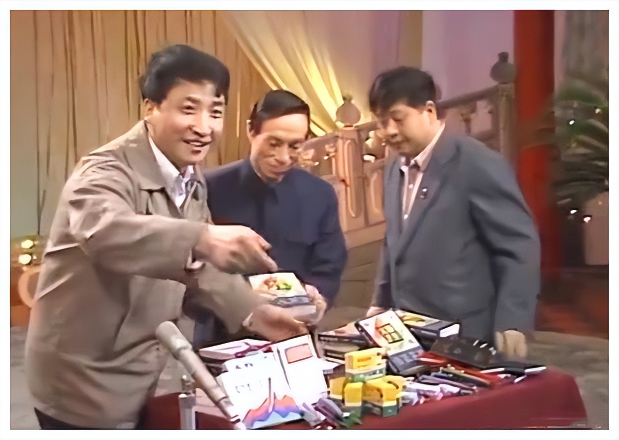 主持人抢话、演员笑场，这8届央视春晚的失误，堪称“灾难现场”