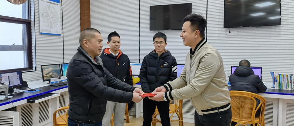 高山寒冬送暖 新春喜献祝福 福建泉州市拘留所开展迎新年慰问活动