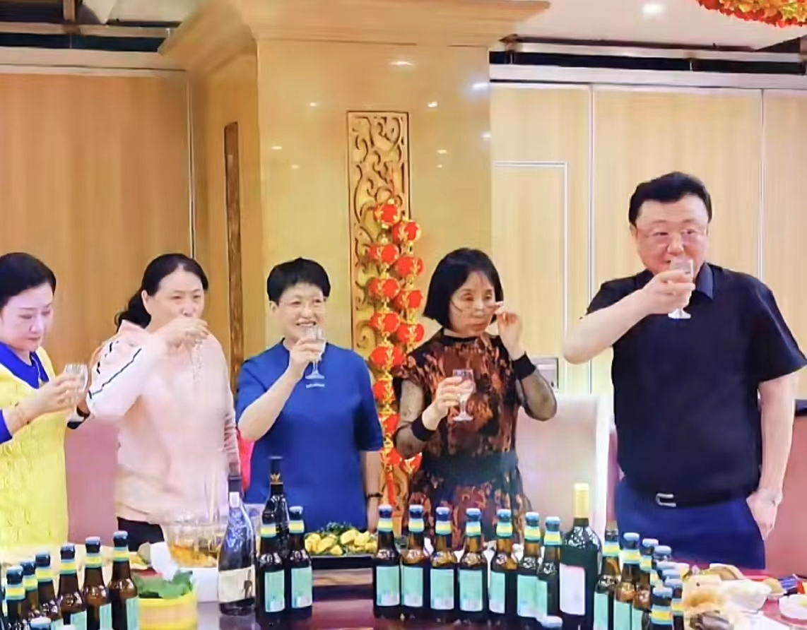 央视主播王宁现身聚会，满头黑发肚腩突出，40多瓶10元啤酒摆满桌