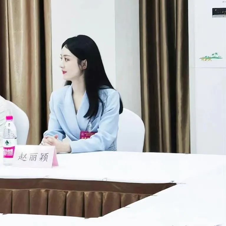 赵丽颖新剧铠甲照曝光，高温现场独自撑伞，身旁助理为其狂扇扇子
