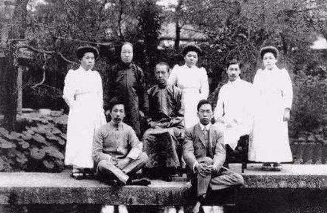 鲁迅第一次在北大上课，因穿着破旧被嘲笑，几分钟后教室鸦雀无声