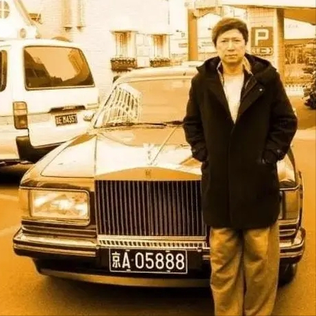 他被年长40岁的富婆包養，13年赚80亿，晚年却被丢进养老院