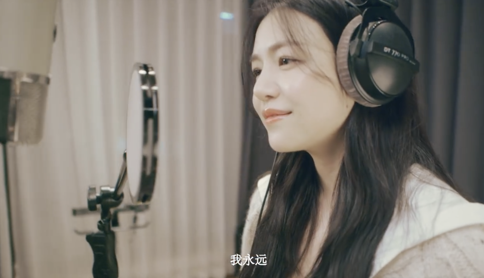 陈妍希发布新歌mv，儿子正脸首次曝光，小星星眉清目秀像爸爸陈晓