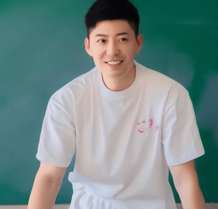 吉林某高校男老师火了，长相帅气又有才华，女同学抢着去上课