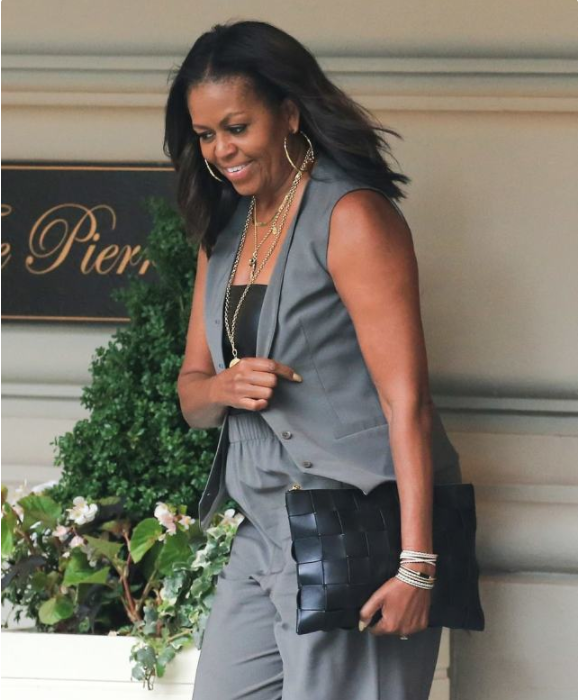 58岁的米歇尔，脚上鞋子与小9岁金建希穿同款，谁穿出了活力感？