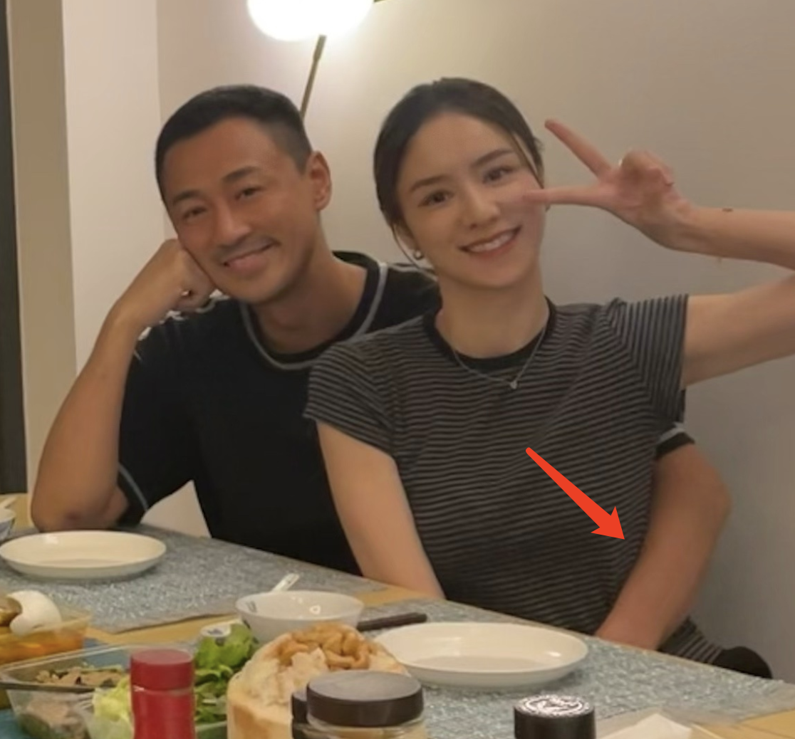 林峯为张馨月庆祝母亲节，与老婆贴脸合影笑容幸福，在线互相示爱