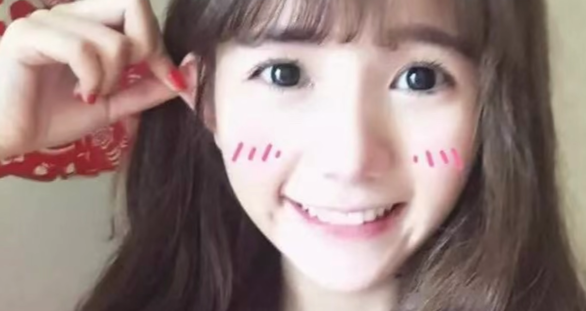 洛丽塔大哥晒出童年照片，网友：从小就是美人胚子-哪边嗨