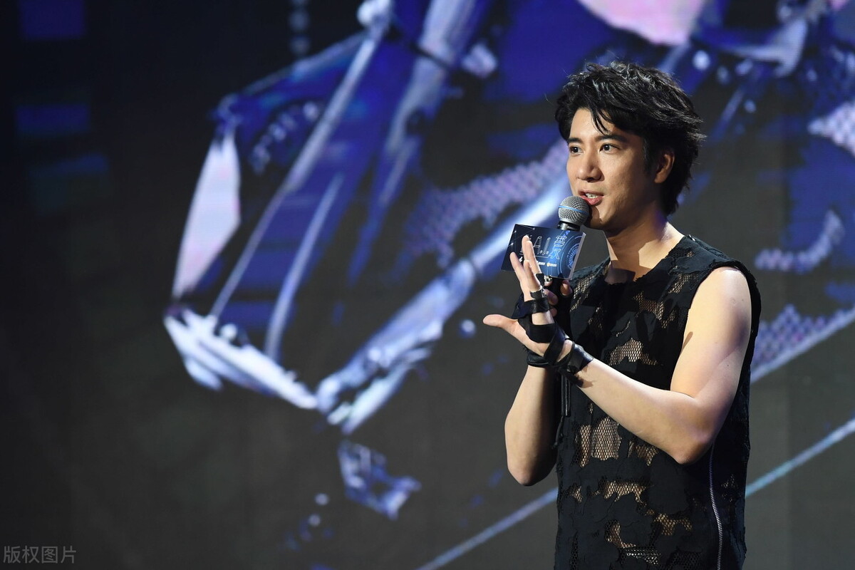 李靓蕾控诉王力宏10小时后，有6名明星受牵连，有的甚至连夜报警