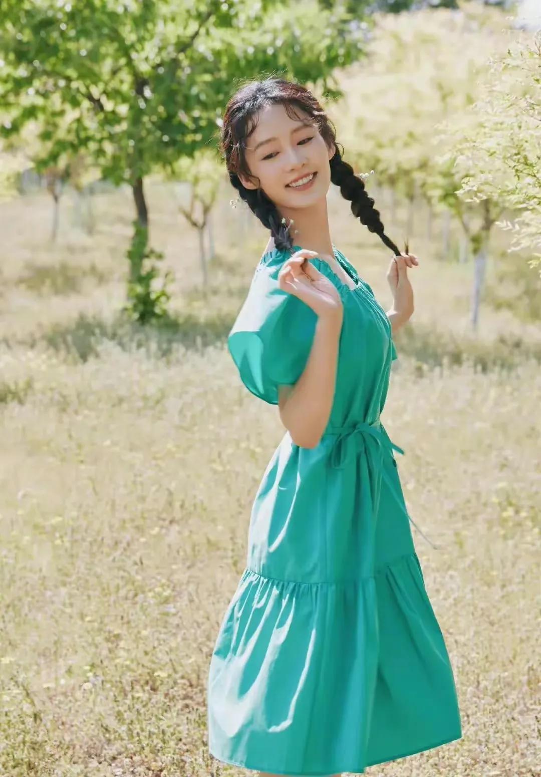 绿裙编发的李沁，青春靓丽活力满满，灵动飘逸俏皮甜美