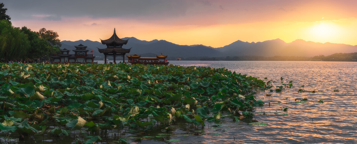 晓出净慈寺送林子方 | 六月西湖景不同，暗赞友情赠好友