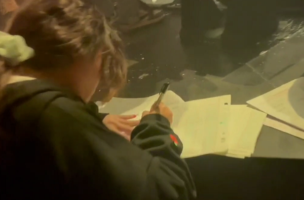 高考生放假期间带着作业去夜店，别人蹦迪她刷题，难道另有隐情？