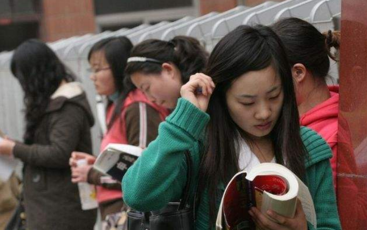 公务员政审有新规，两类大学生或将无法通过，成绩再优秀也没用