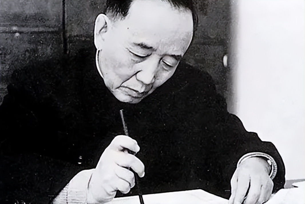 泰山上“䖝二”两字，日本专家研究了十年，郭沫若一笑破解谜底