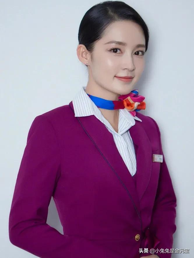 《中国机长》中的女乘务员，气质很出众