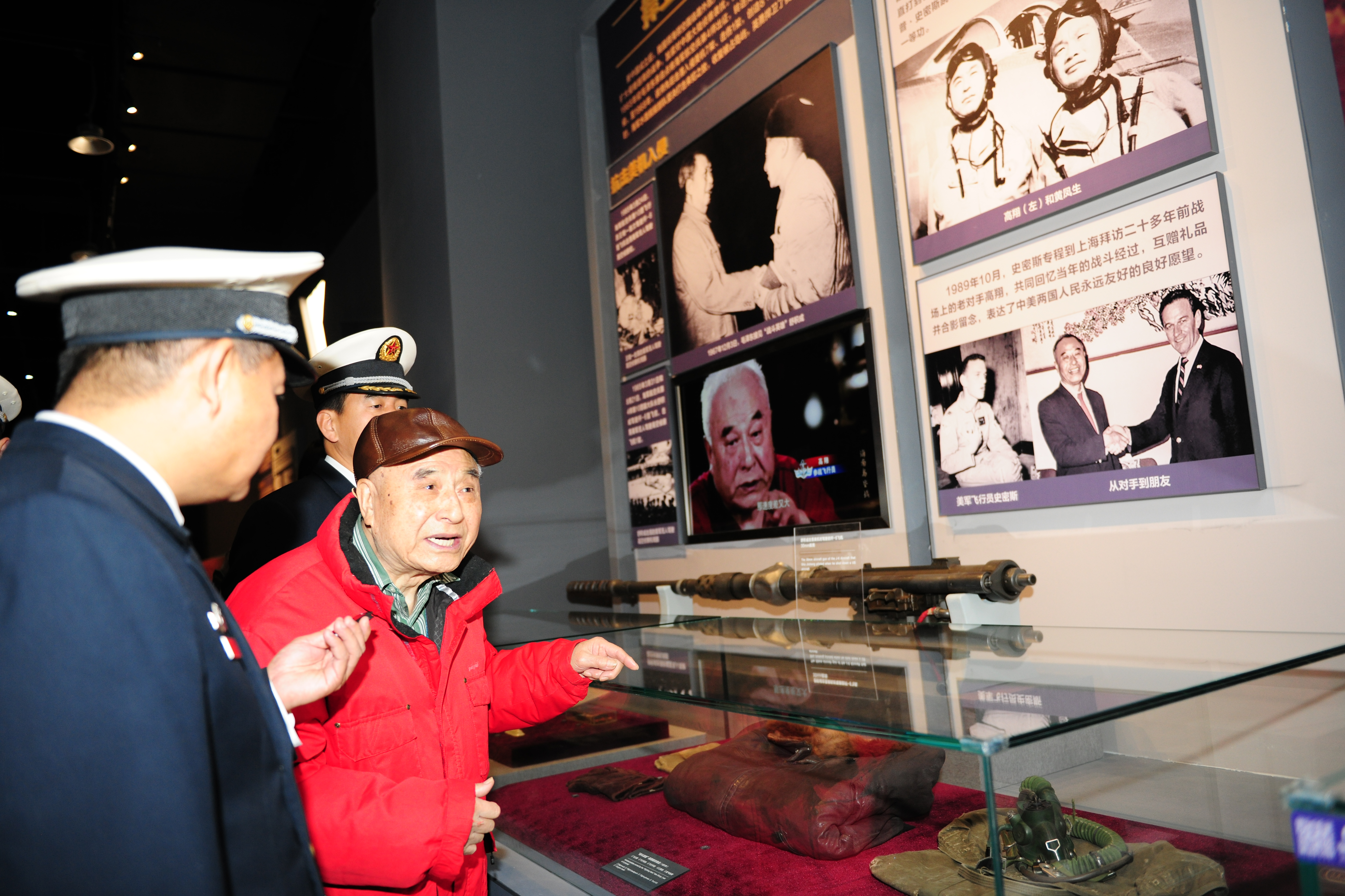 英雄飞行员高翔参观海军博物馆