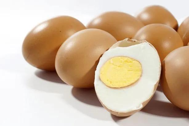 早餐吃煮雞蛋會發生什麼？ 醫生：吃雞蛋時要小心這三點