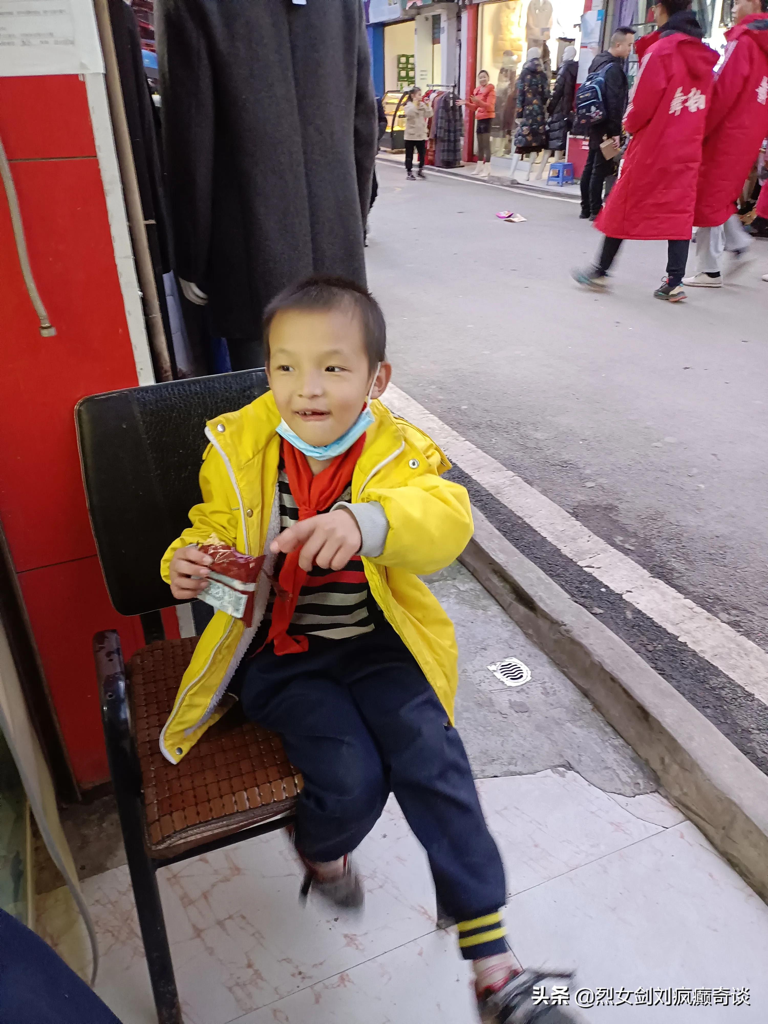 收留大小娃,给洗澡吹头发剪指甲掏耳朵,换上干净衣服焕然一新