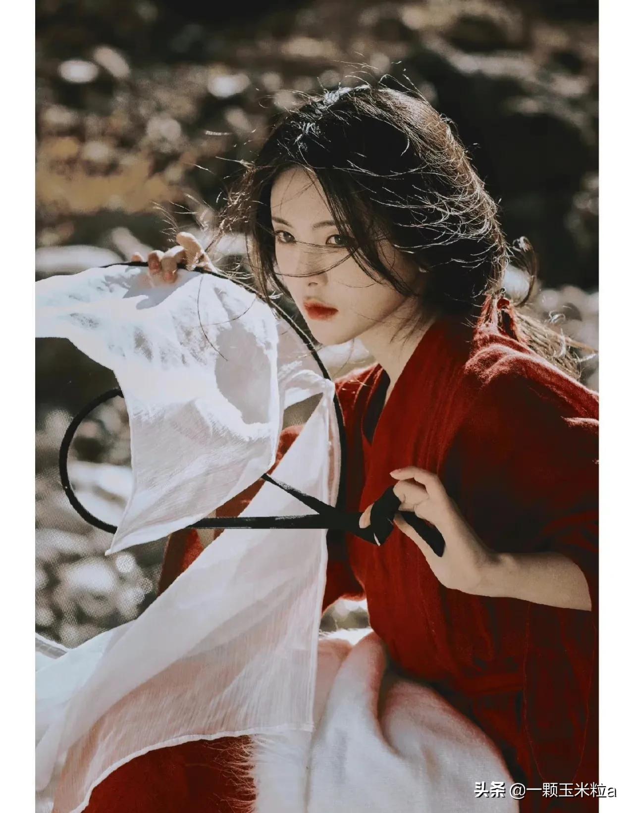 杨超越绝美红衣造型