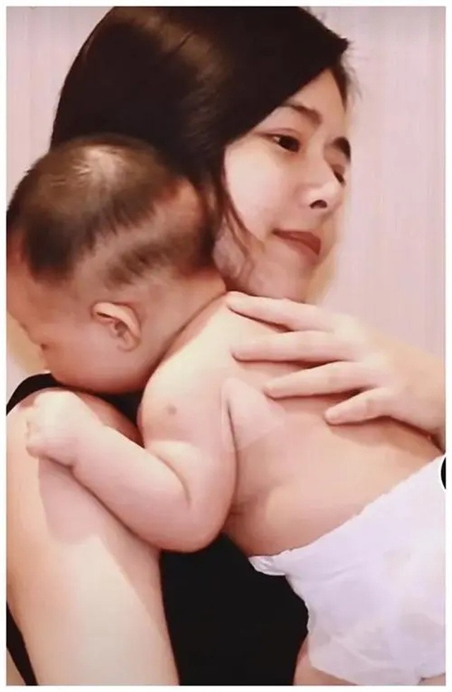 原东方卫视主持人陈辰，低调嫁歌唱家余笛，今被丈夫宠成少女