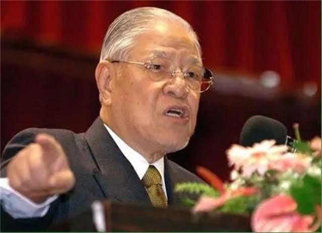 2020年李登辉遗体火化，女子当众泼其肖像油漆：死有余辜