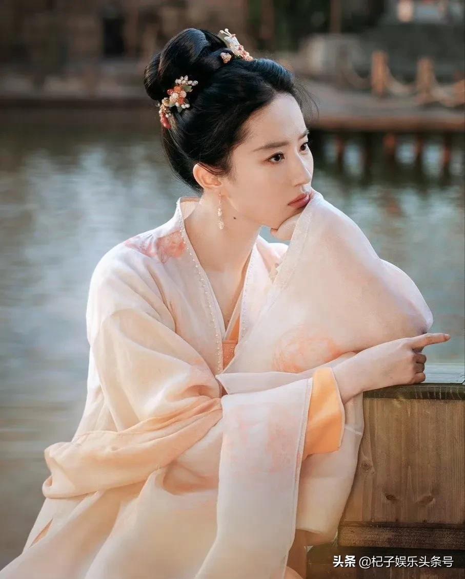 一组刘亦菲的侧颜照，鼻子很真实，果然天仙都是无惧真实的