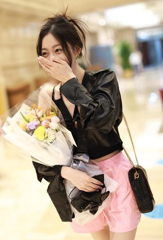 张天爱瘦得好过分，穿短裤的样子特别时髦，气质感觉没睡醒