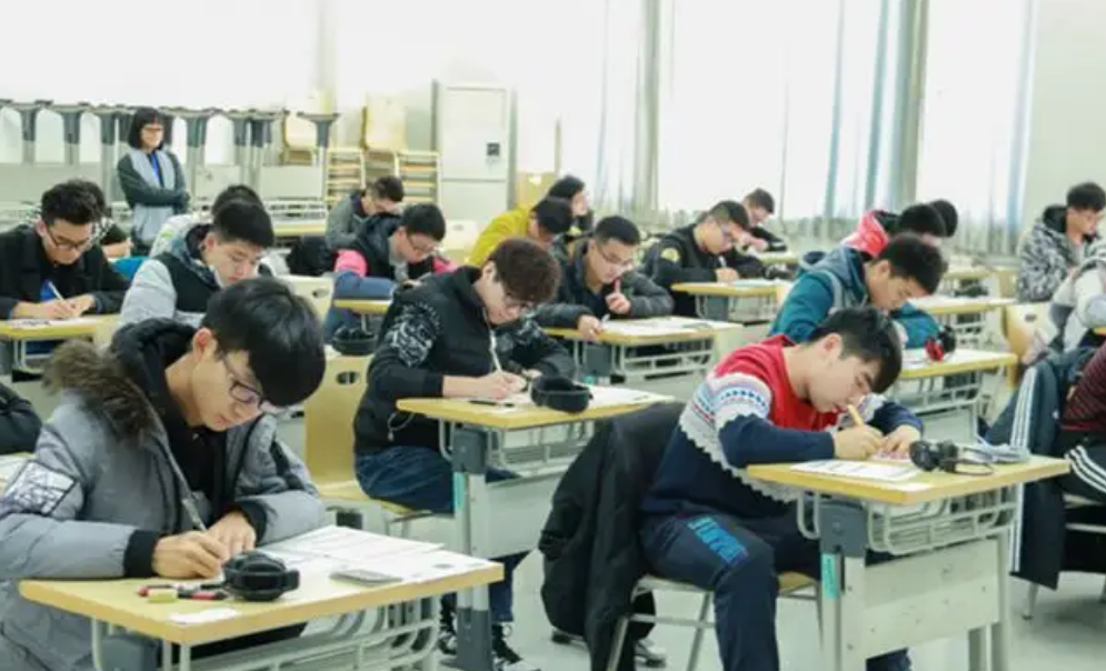 四六级名额要靠“抢”？不仅如此，对于报考资格学校也有了新规定