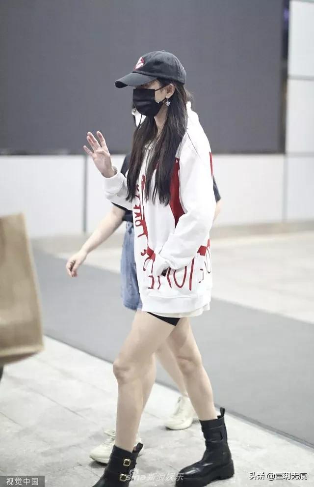 杨幂穿帽衫搭热裤抵达机场 挥手打招呼官宣新剧心情好