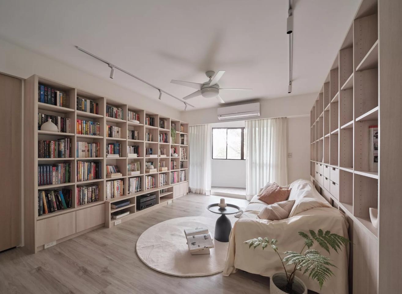为了阅读,她在客厅打满了书柜,125㎡新家,充满了书香气息
