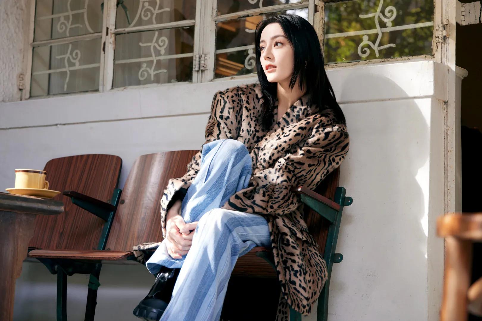 三大顶流的豹纹battle，迪丽热巴休闲惬意，赵丽颖杨幂一言难尽