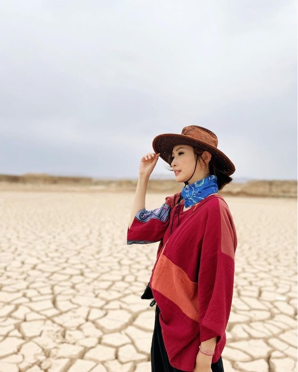 TVB颁奖礼上演宫斗，钟嘉欣痛失视后输给林夏薇是因为站错队？