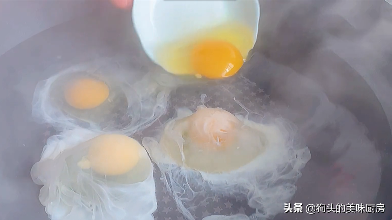 这技术煮荷包蛋太厉害了，不散花无白沫，又圆又光滑，太简单了