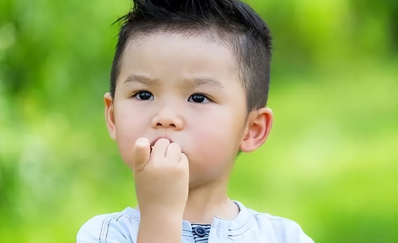宝宝咬指甲要补锌？研究证实：啃咬指甲或与焦虑有关，别搞错方向_孩子