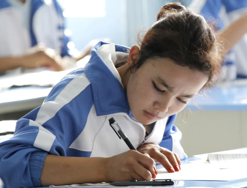 2022年为“高考小年”，录取分数线将下降？资深教师给出答案