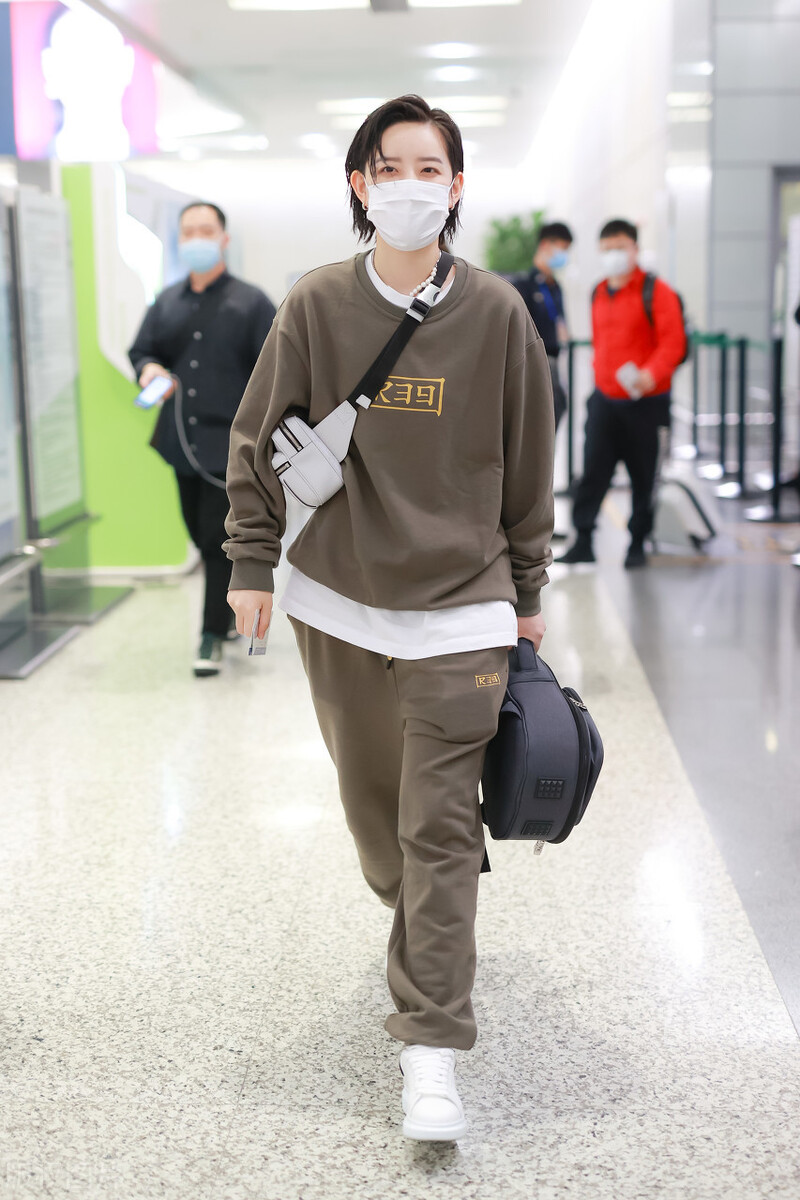 穿懂“卫衣”气质翻倍，配上这3种单品，既有女人味又可演绎帅气