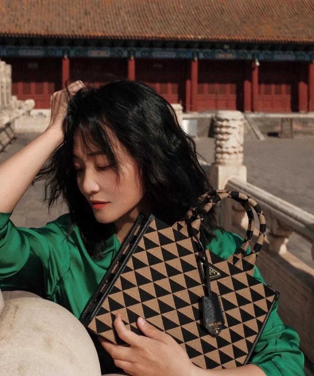 郭柯宇离婚后活成女王，手提几十万奢侈品包，脚踩上万名牌鞋