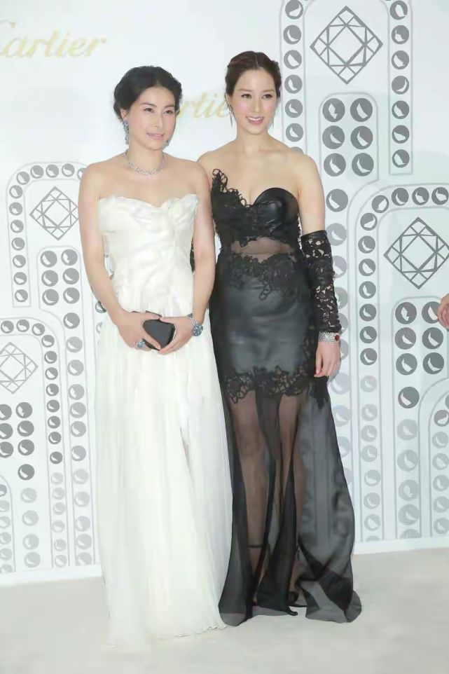 郭晶晶同框超模吕燕，穿斜肩上衣配直筒裤，输了外表赢了气场