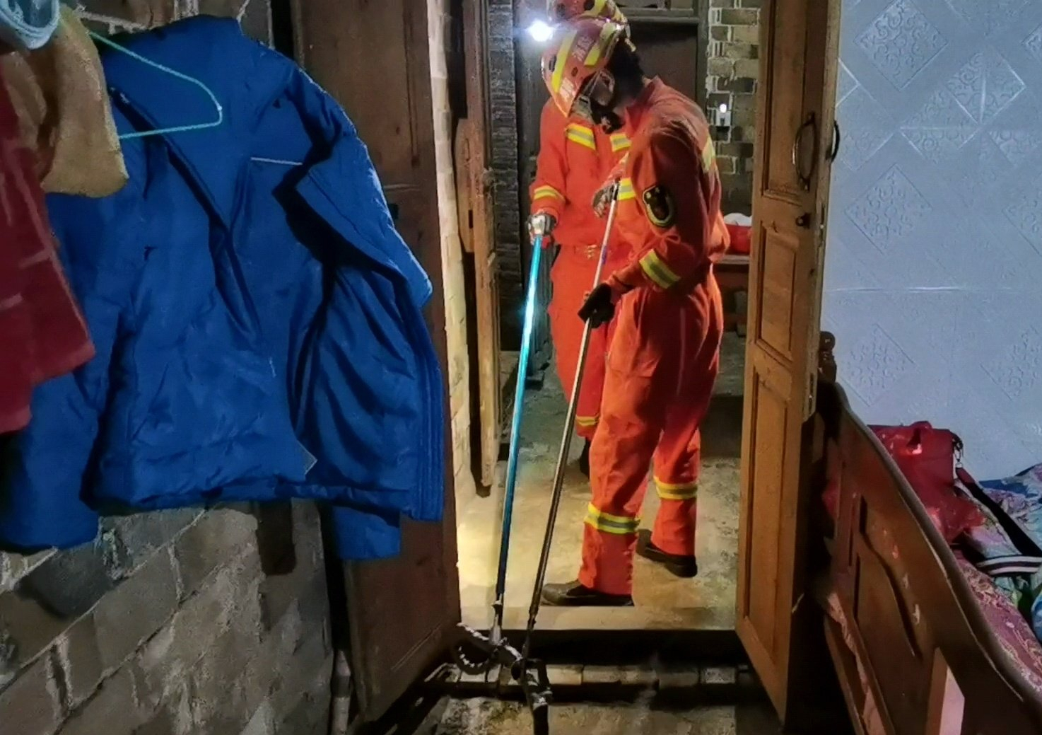 好危险！海南一民宅惊现剧毒银环蛇！毒性是眼镜王蛇的10倍