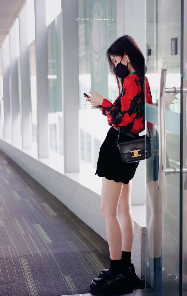 鞠婧祎花衬衫搭配黑色迷你短裤和玛丽珍鞋，好有港风范