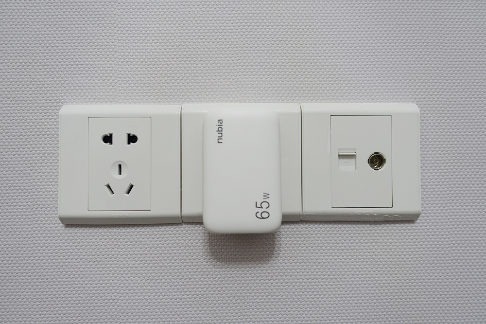 双口超薄氮化镓，轻薄担当！努比亚大白65W超薄氮化镓充电器体验