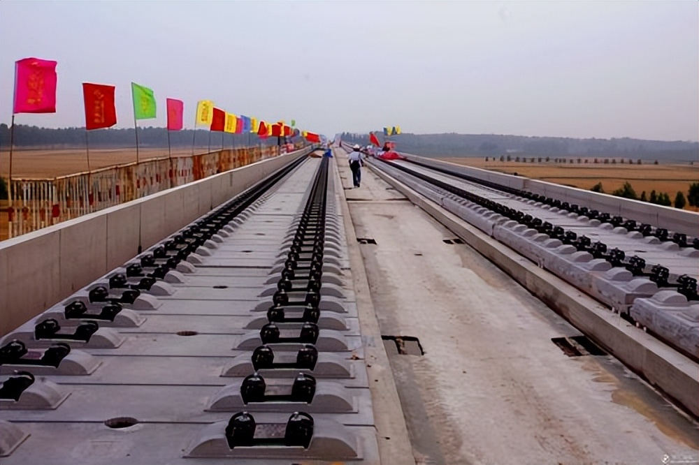 中国每年报废上百万吨废旧铁轨，为何铁轨不回收，而是就地掩埋