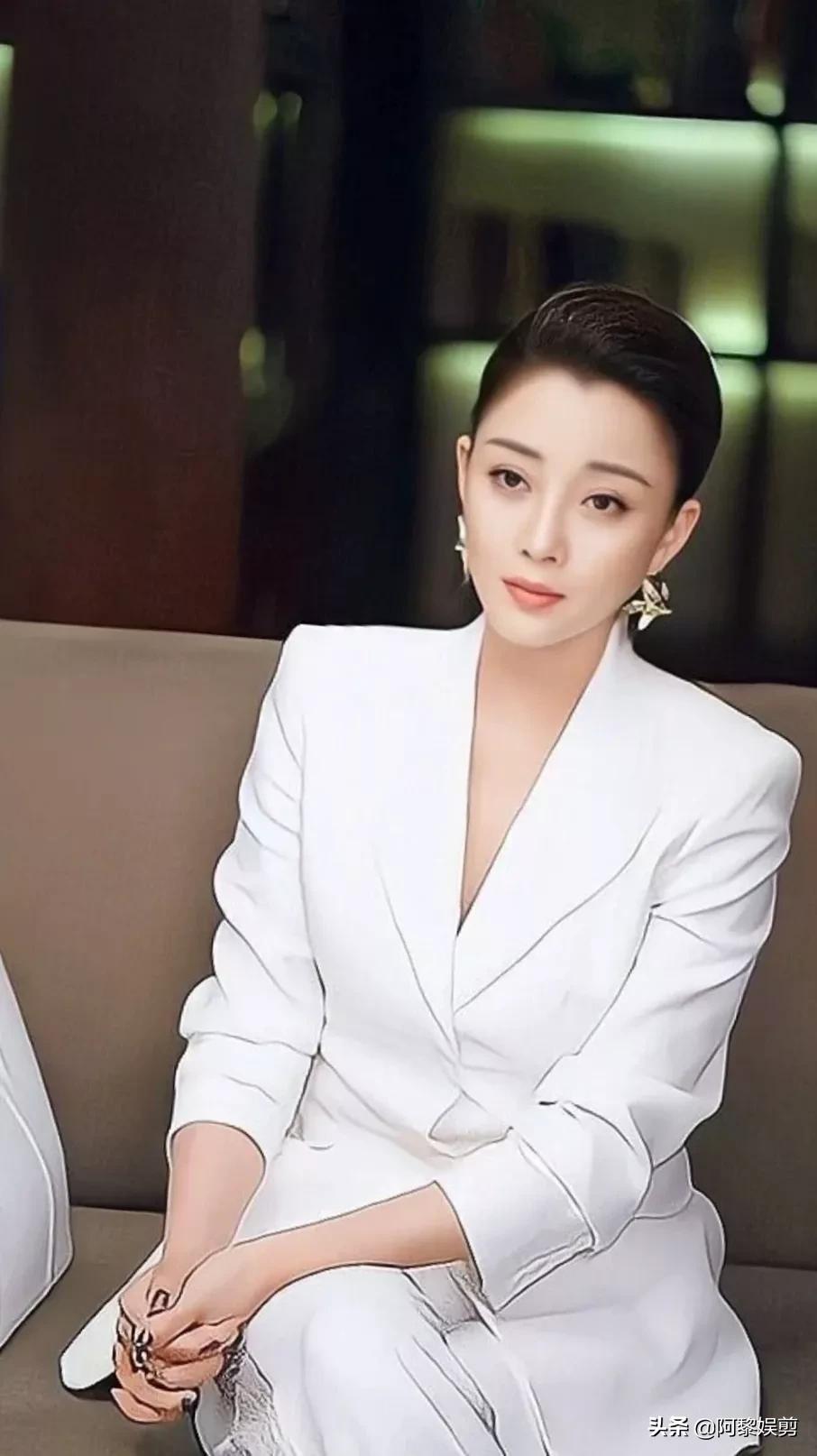 殷桃端庄优雅，肤白貌美