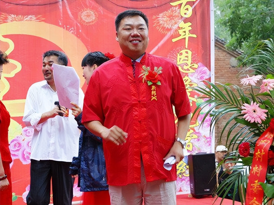 “李大嘴”姜超，相亲20次娶胖妻，38岁才得子，蜗居生活也幸福