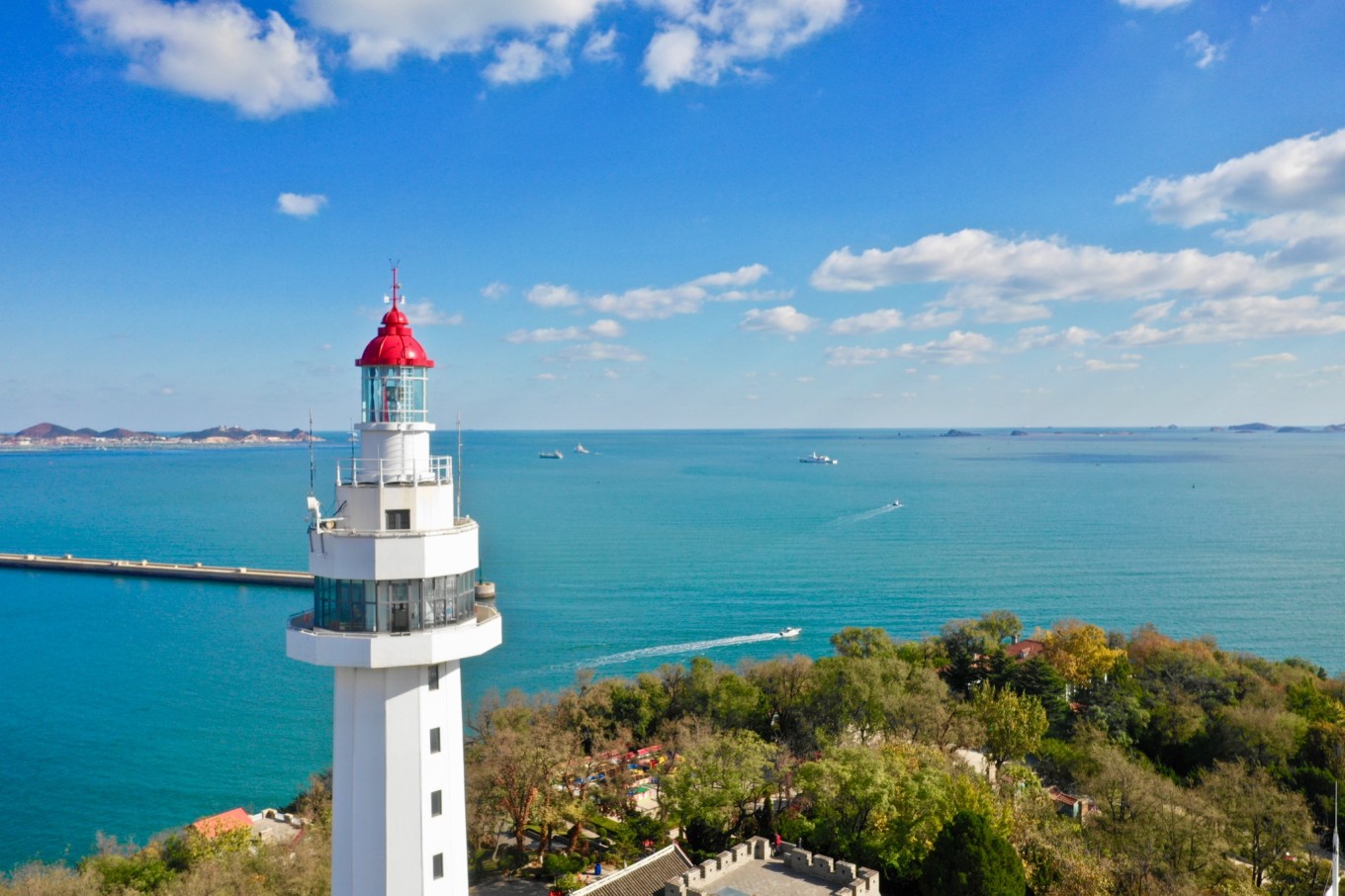烟台山灯塔长岛灯塔烟台市区滨海路沿线从烟台山途径东炮台(月亮湾)