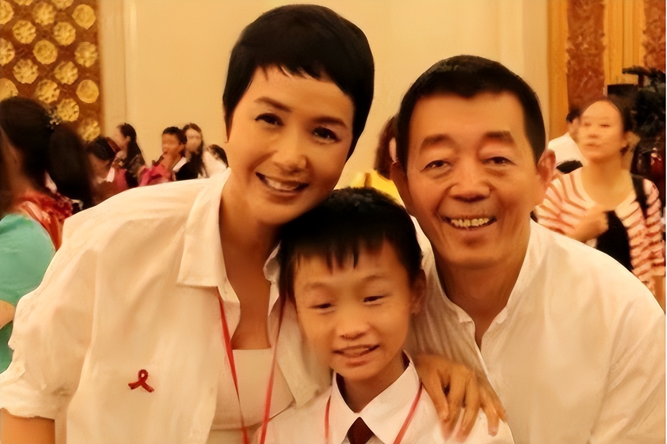 之后,两人结婚,婚后蒋雯丽生下了一个儿子叫顾和和,又领养了一个女儿