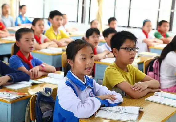 男网红未经允许在教室“热舞”，自称帮学校宣传，校园管理遭质疑