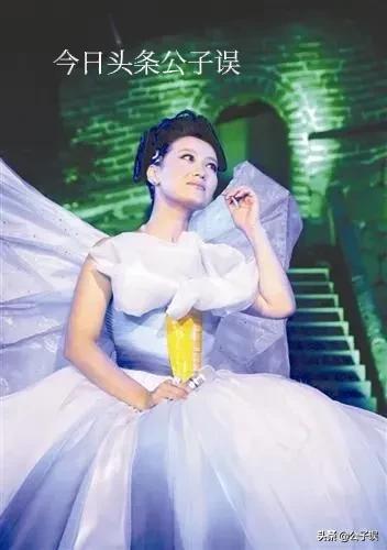 谭晶情史，青歌赛上成名，长城上开演唱会，嫁爱情高龄产子