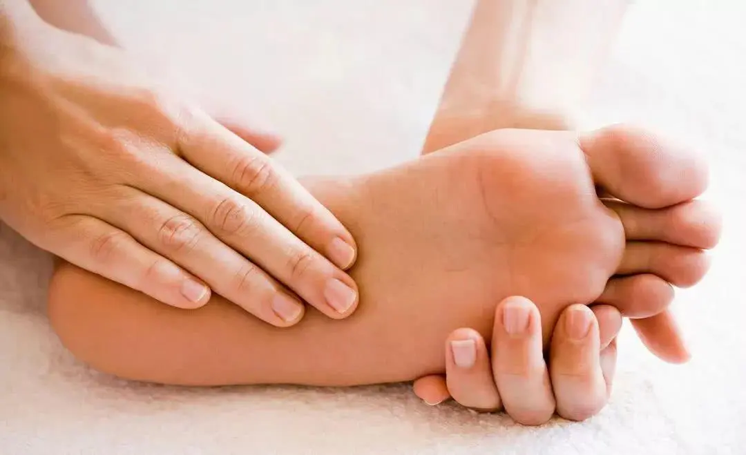 脚后跟痛？不要再忍了！医生提醒：可能与这3种疾病有关