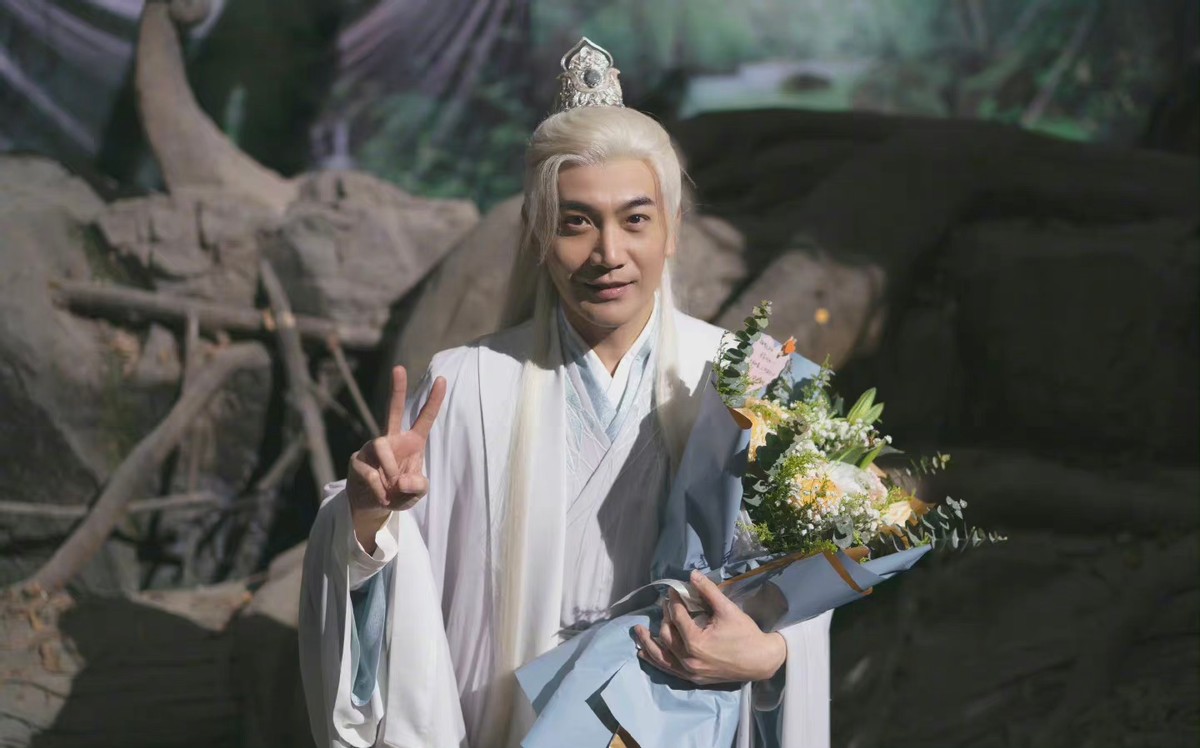 同样是演“白发美男”，有人一眼万年，有人像顶了一头枯草