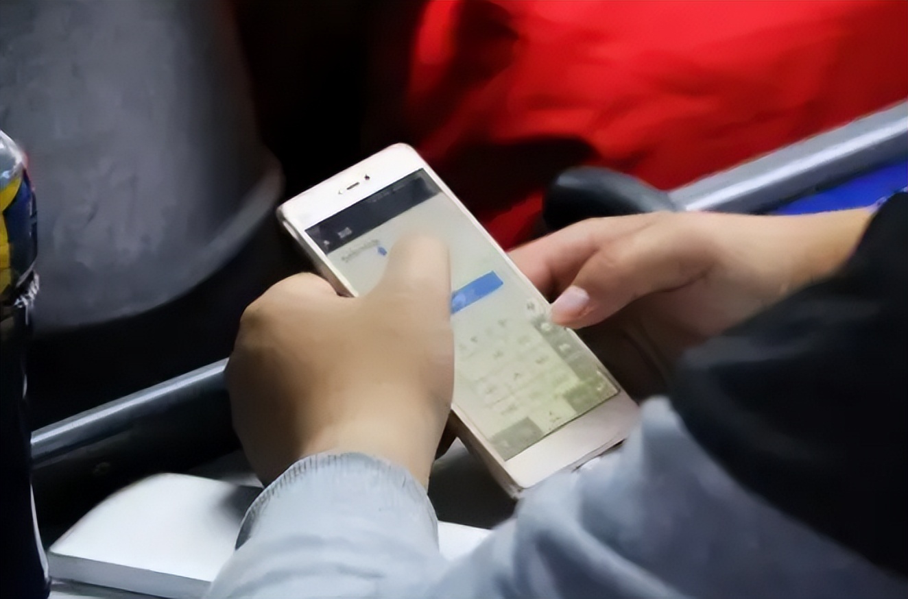 网传四川一高校女老师骚扰男学生，聊天记录不忍直视，校方回应